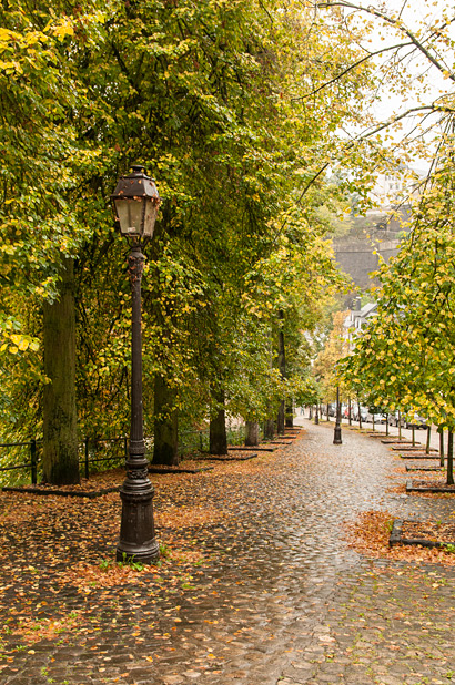 Verregnete Straße hinunter nach Grund