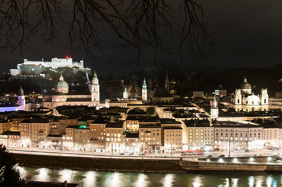 salzburg-altstadt-und-dom-von-kapuzinerberg