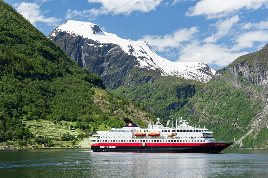 Geiranger Fjord mit Hurtigruten Schiff