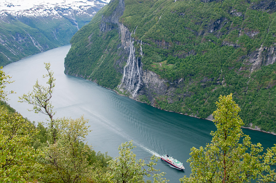 Geiranger Fjord mit Hurtigruten Schiff und De syv søstre